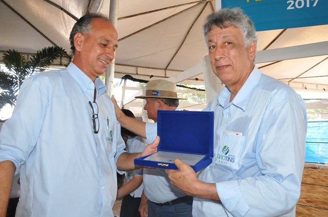 Diretor da Seagro, José Américo, entrega placa à engenheiro agrônomo Ricardo Pires (à dir.)