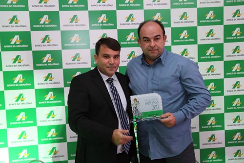 Eudes Alves de Lima, do Banco da Amazônia (à esq) entrega troféu a Cristiano Machado, do Norte Agropecuário (foto: Ademir dos Anjos/Divulgação)